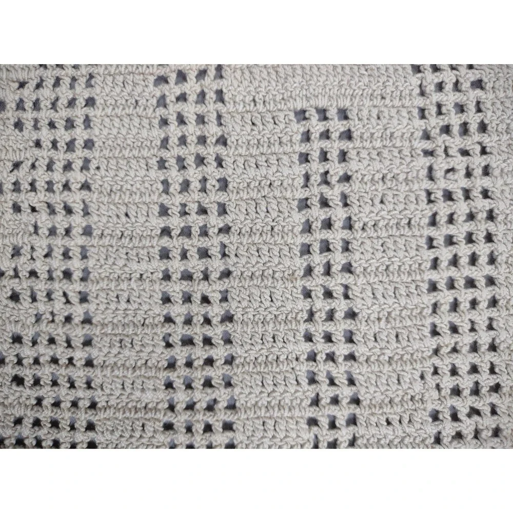 Vtg hand crochet doilie 11